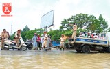 CSGT Hà Nội ứng trực hỗ trợ người dân di chuyển qua vùng ngập úng